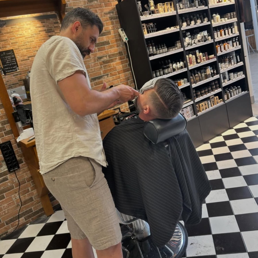 Barberare som formar ett skägg med rakkniv